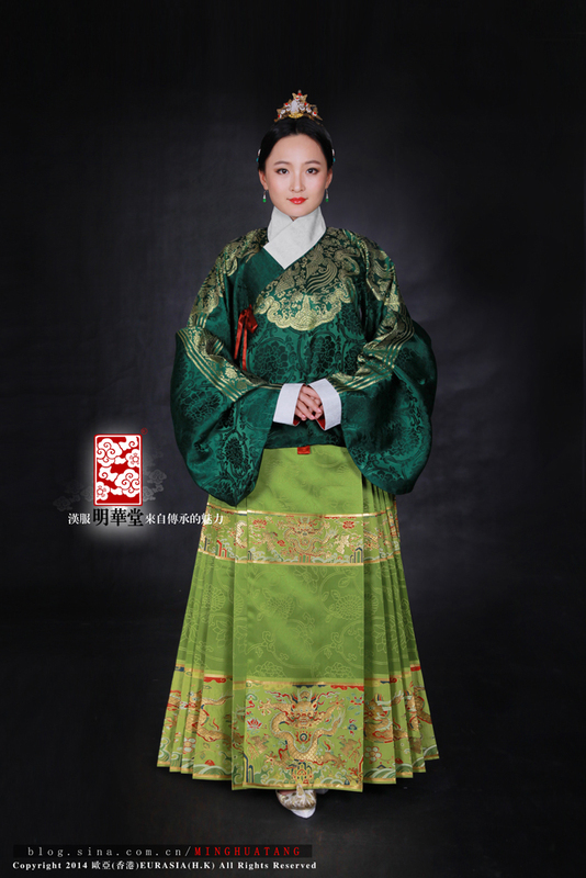 让三百年前的奢华与现代相交融,汉族服饰迸发出东方服饰文化的新风尚